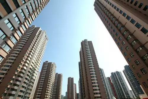 青島商住房最新政策下的溫馨家園建設(shè)故事